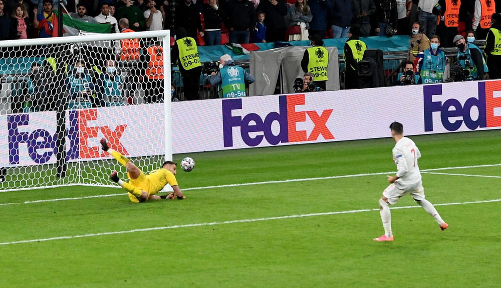 Thủ thành Donnarumma xuất sắc cản phá quả luân lưu của Morata trong lượt sút thứ 4. (Ảnh: Reuters) Cận cảnh cuộc đấu kinh điển Italia - Tây Ban Nha ở bán kết EURO 2020 -0