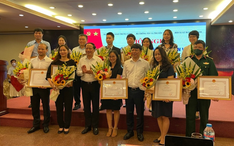 Trao bằng khen cho các đơn vị có thành tích trong công tác xuất bản phát hành năm 2021. H4_trao_bang_khen-1648027449555.jpg