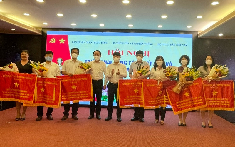 Trao cờ thi đua cho 8 đơn vị có thành tích xuất sắc trong công tác xuất bản phát hành năm 2021. H3_trsao_co_thi_dua-1648027450086.jpg