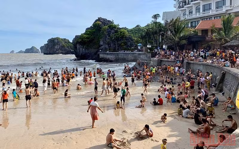 Các bãi biển Cát Bà đã mở cửa đón du khách.