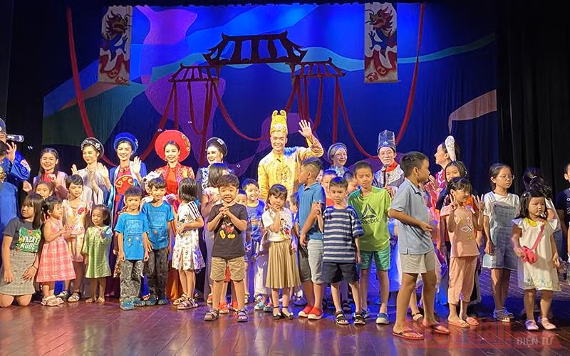 Các bé thiếu nhi chụp ảnh lưu niệm cùng các nghệ sĩ trình diễn vở "Tấm Cám". Ảnh: NGUYÊN MINH