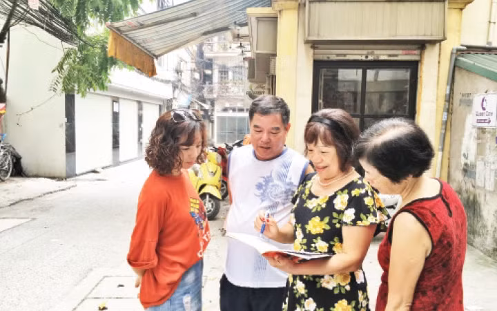 Bà Trần Thị Bích Hường (thứ hai, từ phải sang) trao đổi công việc với người dân tổ dân phố 9C, phường Đội Cấn, quận Ba Đình.