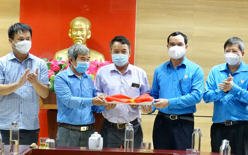 Lãnh đạo Tổng Liên đoàn Lao động Việt Nam và tỉnh Quảng Ngãi trao cờ Tổ quốc cho đại diện ngư dân Lý Sơn.