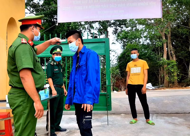 Rộn ràng ngày bầu cử sớm ở một số địa phương -0