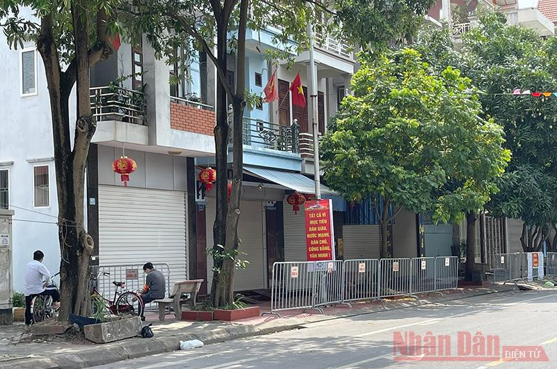 Dãy phố gần số nhà 34 Lương Thế Vinh, phường Hải Tân nơi bệnh nhân L.H.H thường trú đã bị cách ly y tế. Có ca nhiễm SARS-CoV-2 chưa rõ nguồn lây, TP Hải Dương phát thông báo khẩn -0