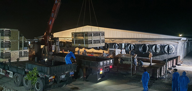Vận chuyển 1.000 con lợn từ sân bay về trang trại Xuân Thiện 1 vào ban đêm để tránh bị sốc nhiệt. Hàng nghìn con lợn giống chất lượng cao từ châu Âu đã về đến Việt Nam -0
