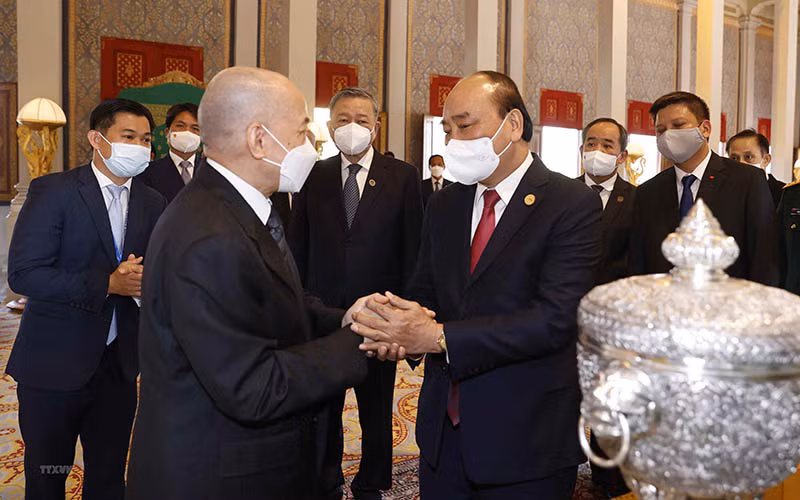 Chủ tịch nước Nguyễn Xuân Phúc và Quốc vương Campuchia Norodom Sihamoni giới thiệu về của quà tặng của hai nước tại Cung điện Hoàng gia. (Ảnh: TTXVN)