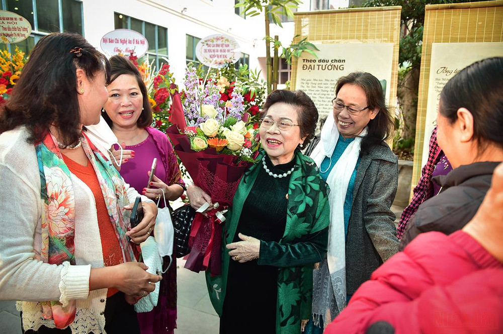Các học trò cũ của nhà giáo Nguyễn Thị Mỹ Dung tới chung vui cùng tác giả. Triển lãm -0