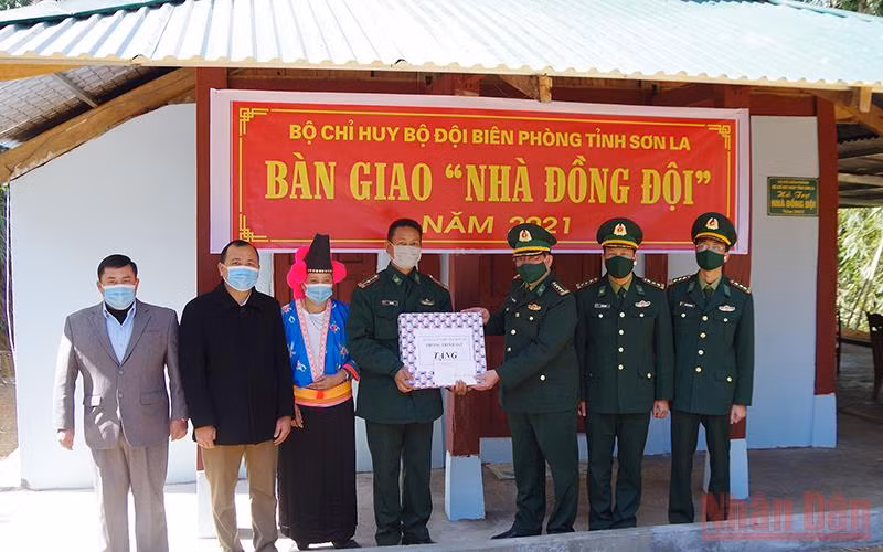 Lễ bàn giao nhà đồng đội cho gia đình đồng chí Trá A Dia tại bản Từ Sáng, xã Pá Lông.
