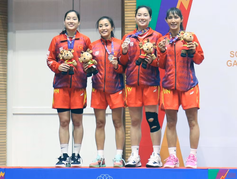 Tấm Huy chương Bạc đầy cảm xúc của bóng rổ nữ Việt Nam -0