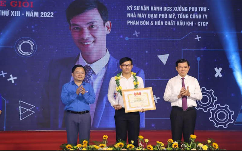 Đồng chí Nguyễn Anh Tuấn và đồng chí Nguyễn Hồng Lĩnh trao Bằng khen và biểu trưng cho Người thợ trẻ giỏi năm 2022. Tuyên dương 41 Người thợ trẻ giỏi toàn quốc -0