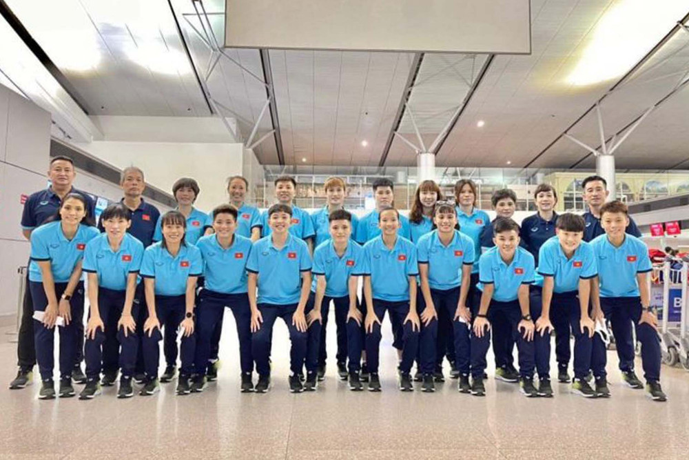 Đội tuyển nữ futsal chụp ảnh lưu niệm tại sân bay Tân Sơn Nhất trước khi cất cánh. (Ảnh: VFF)