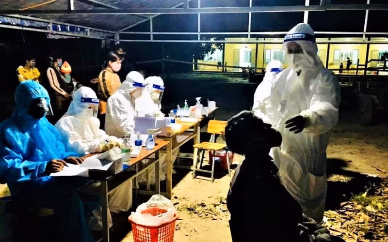 Ngành Y tế Đắk Lắk ngày/đêm lấy mẫu test nhanh kháng nguyên SARS-CoV-2 cho người dân tại tất các buôn đồng bào DTTS.