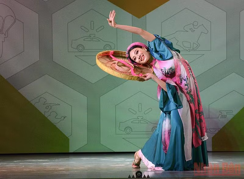 Tiết mục thi múa của Thiếu úy Nguyễn Thu Thùy tại Army Games 2021. Ảnh: ĐÌNH HÙNG