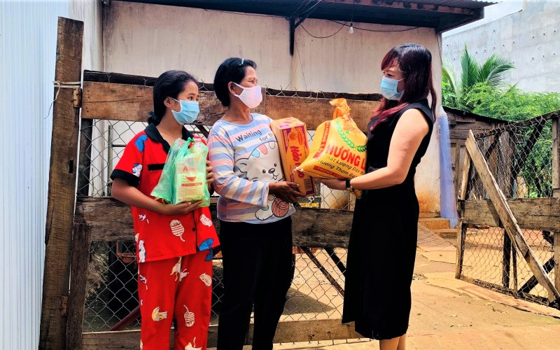 Tặng quà cho các hộ đồng bào DTTS gặp khó khăn do ảnh hưởng của dịch Covid-19 tại xã Cư Êbur, TP Buôn Ma Thuột. Đắk Lắk lấy mẫu xét nghiệm nhanh kháng nguyên trong vùng đồng bào dân tộc thiểu số -0