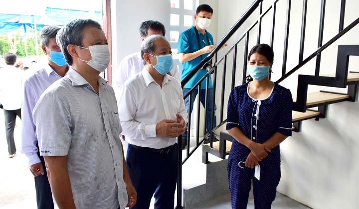 Bí thư Tỉnh ủy Lê Trường Lưu và Chủ tịch UBND tỉnh Phan Ngọc Thọ kiểm tra các hạng mục trong 25 căn nhà liền kề trước khi bàn giao. (Ảnh: PNM) 25 hộ nghèo di dân khỏi di tích Kinh thành Huế được nhận nhà mới -0