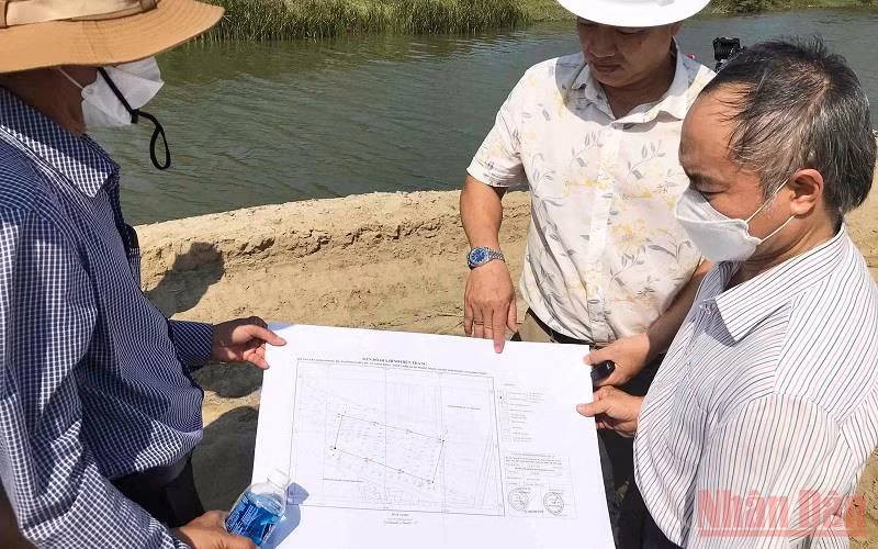 Đoàn công tác kiểm tra đoạn đường công vụ đắp bằng cát của Công ty TNHH Bình Minh-Ninh Thuận.