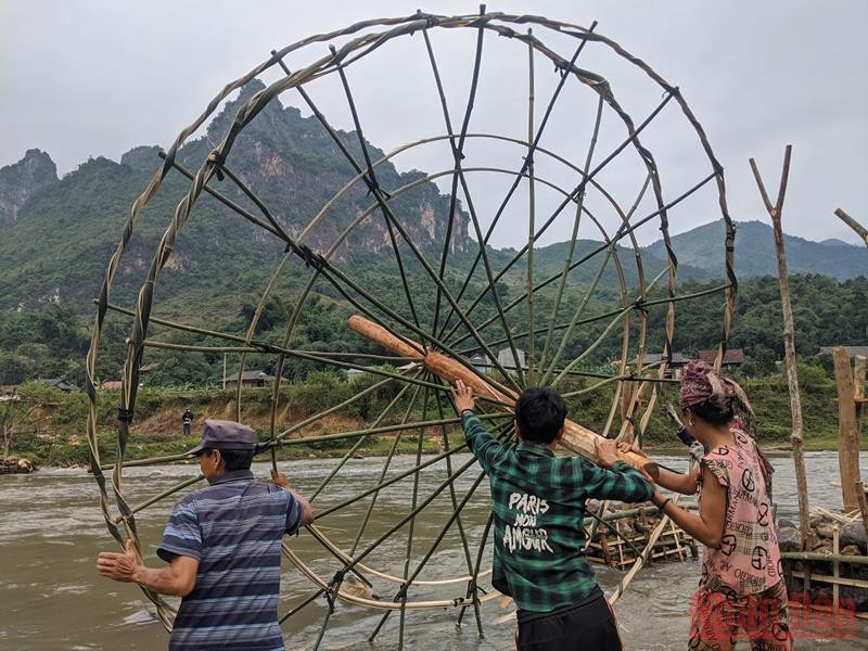 Người dân tộc Thái bản Nôm thường làm cọn nước mới từ đầu vụ để phục vụ nước tưới cho cánh đồng trước mỗi mùa gieo mới. Vẻ đẹp cọn nước ở Điện Biên -0
