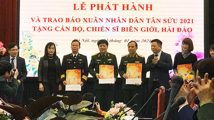 Tặng báo Xuân Nhân Dân cho bộ đội biên cương, hải đảo