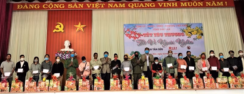 Trao quà Tết tặng đối tượng chính sách, người nghèo dân tộc thiểu số ở Đắk Lắk -0