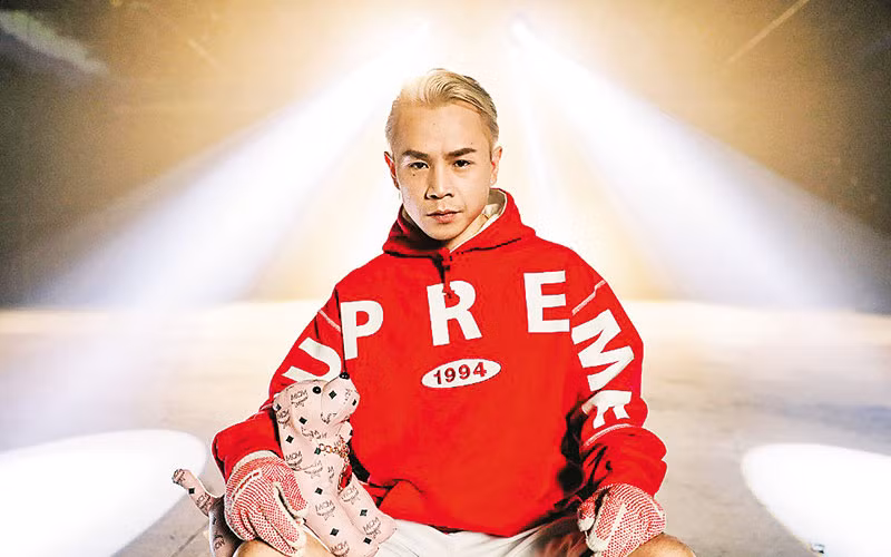 Binz đem nhiều phụ kiện đắt tiền vào MV Bigcityboy. Chú cún trong ảnh được biết có giá 1.000USD.
