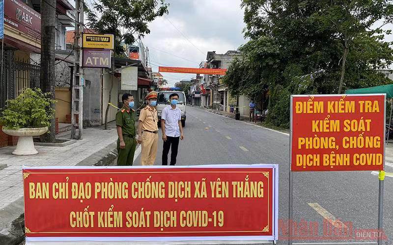 Cơ quan chức năng huyện Ý Yên (Nam Định) thành lập chốt phong tỏa tại khu vực giáp ranh giữa hai xã Yên Thắng và Yên Cường.