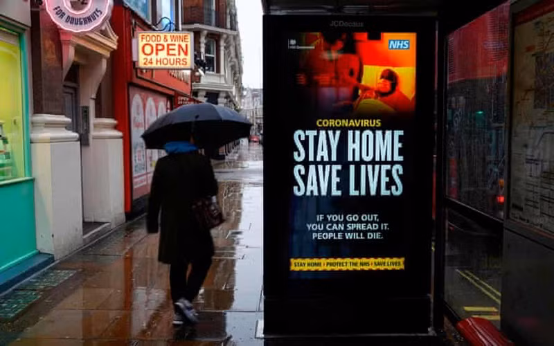 Thông điệp y tế cộng đồng tại trạm xe bus ở London. (Ảnh: Getty)