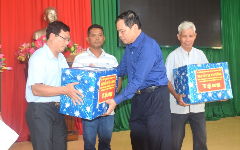 Bộ trưởng Nguyễn Xuân Cường thăm và tặng quà cho gia đình có tàu cá bị chìm ở thị xã Hoài Nhơn. Phú Yên khẩn trương khắc phục thiệt hại, ổn định đời sống người dân -0