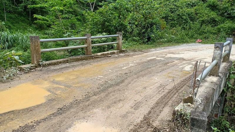 Một trong số những cây cầu trên tuyến vẫn phải “oằn mình” gánh những đoàn xe tải trọng lớn trong khoảng hai tháng nay. Xe quá tải “băm nát” đường giao thông -0