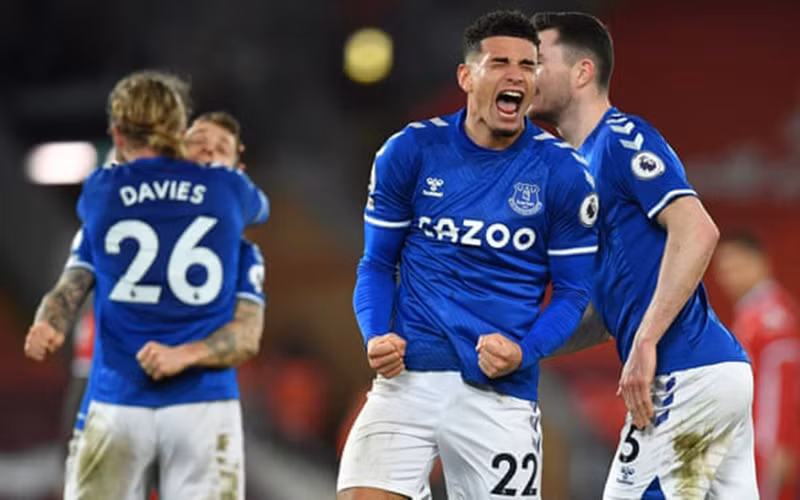 Các cầu thủ Everton mừng chiến thắng Liverpool trên sân Anfield.