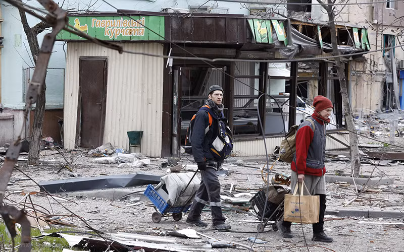 Người dân sơ tán khỏi thành phố Mariupol, Ukraine, ngày 18/4. (Ảnh: THX/TTXVN)