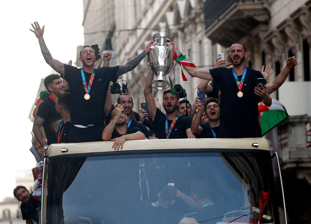 Leonardo Bonucci và Federico Bernardeschii nâng cao chiếc cúp bạc danh giá trên chiếc xe buýt hai tầng. (Ảnh: Reuters) Biển người ăn mừng chức vô địch EURO 2020 cùng đội tuyển Italia -0