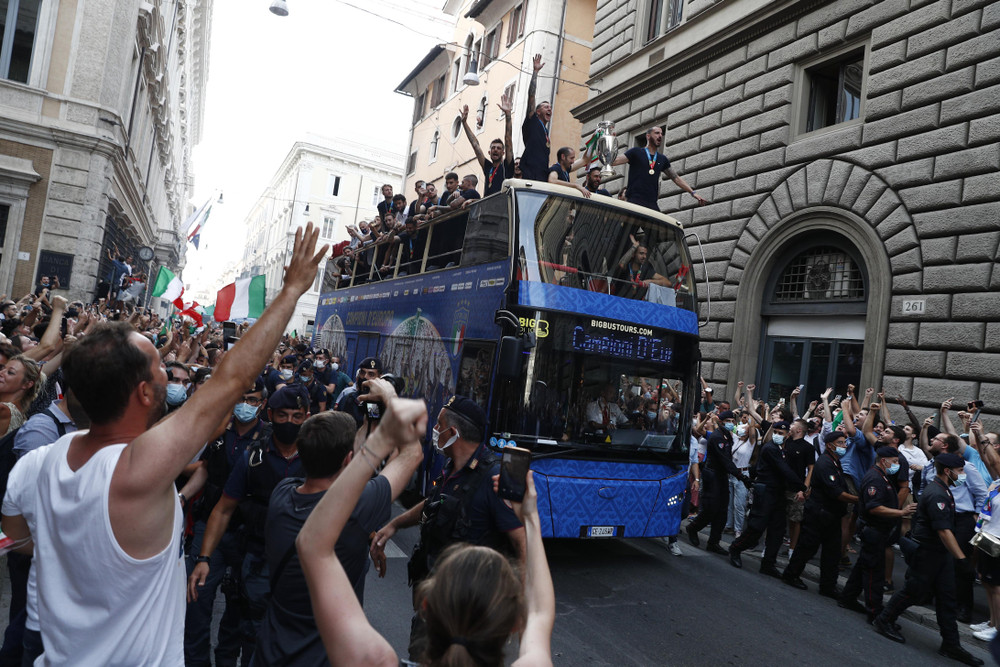 Không khí cuồng nhiệt trên đường phố Roma chào đón nhà tân vô địch EURO. (Ảnh: Reuters) Biển người ăn mừng chức vô địch EURO 2020 cùng đội tuyển Italia -0
