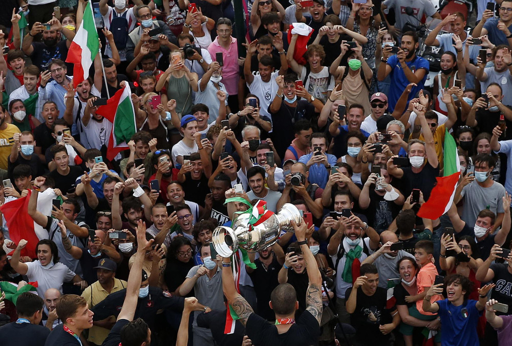 Biển người ăn mừng chức vô địch EURO 2020 cùng đội tuyển Italia ảnh 3 Biển người ăn mừng chức vô địch EURO 2020 cùng đội tuyển Italia -0