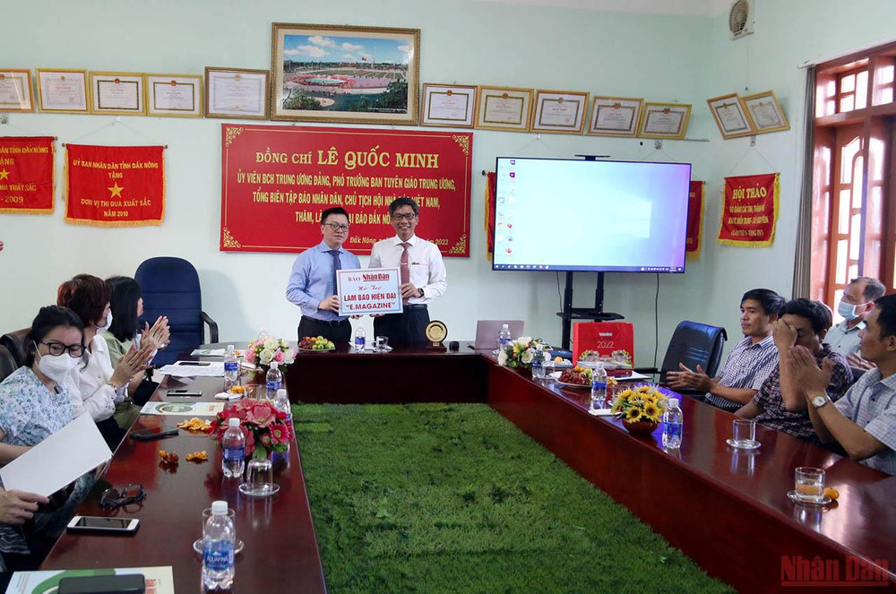 Đồng chí Lê Quốc Minh trao gói “làm báo hiện đại E.Magazine” tặng Báo Đắk Nông. Đoàn công tác Báo Nhân Dân thăm và làm việc tại Đắk Nông -0