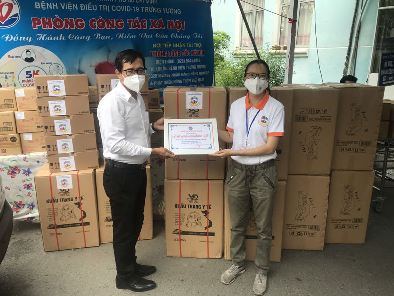 Tặng khẩu trang cho Bệnh viện Trưng Vương (TP Hồ Chí Minh).