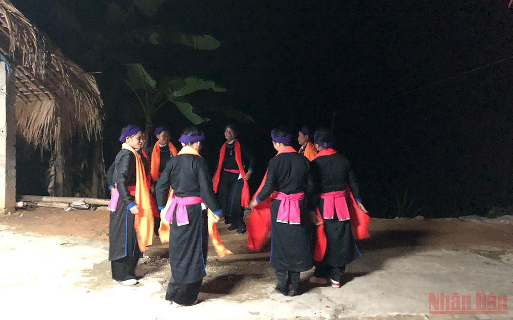 Đội văn nghệ Bản Liền với những đạo cụ đơn giản, tự sáng tạo. (Ảnh: TUYẾT LOAN) Người trẻ ở Bắc Hà trở về với văn hóa truyền thống -0