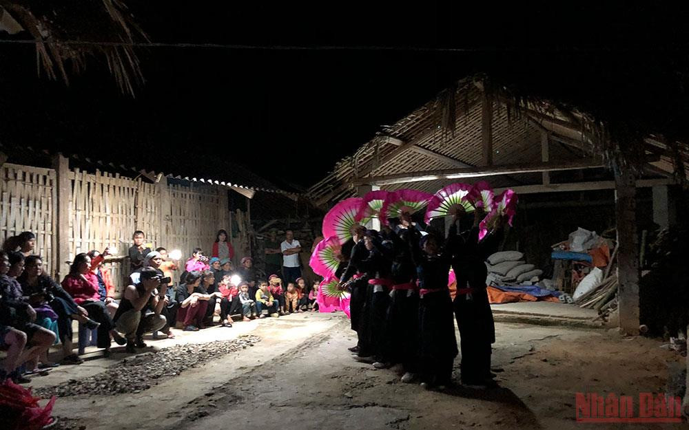 Một buổi trình diễn văn nghệ tại homestay trước khi có dịch Covid-19. (Ảnh: TUYẾT LOAN) Người trẻ ở Bắc Hà trở về với văn hóa truyền thống -0