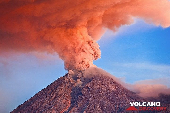 Núi Merapi phun trào cột tro màu đỏ vào tháng 11-2010. Ảnh: Volcano Discovery. Núi lửa Merapi của Indonesia phun khí nóng, 500 người phải sơ tán -0