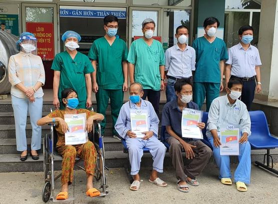 Bốn bệnh nhân chạy thận nhân tạo (ngồi hàng trên) được công bố khỏi bệnh. Ngày 18-8: -0