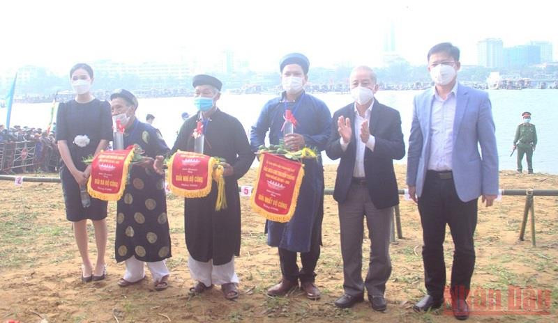 Các giải Nhì và Ba phần đua độ cúng thuộc về 2 đội Phú Mậu và An Đông. Sôi động Giải đua ghe truyền thống TP Huế lần thứ nhất -0