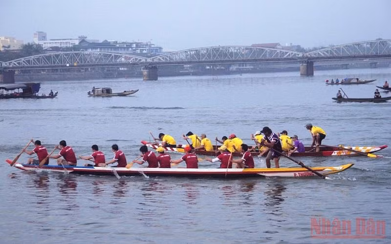 Giải đua ghe được tổ chức trên sông Hương.