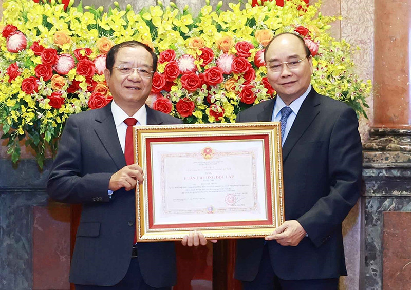 Chủ tịch nước Nguyễn Xuân Phúc trao Huân chương Độc lập hạng Nhì cho đồng chí Đào Việt Trung, nguyên Ủy viên Trung ương Đảng, nguyên Chủ nhiệm Văn phòng Chủ tịch nước. (Ảnh: TTXVN) Chủ tịch nước trao Huân chương Độc lập cho nguyên Phó Chủ tịch nước và nguyên Chủ nhiệm Văn phòng Chủ tịch nước -0