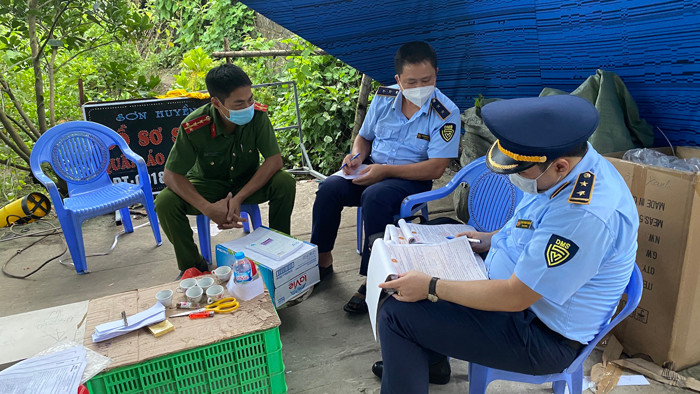 Các cán bộ thuộc nhiều đơn vị đã mất nhiều giờ đồng hồ để niêm phong, kiểm kê, tạm giữ kho hàng. Tạm giữ hàng chục nghìn món đồ chơi không rõ nguồn gốc, xuất xứ ở Nam Định -0