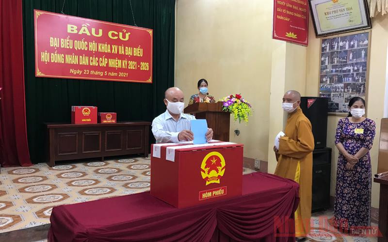 Cử tri khu phố Chùa Chuông, Phường Hiến Nam, thành phố Hưng Yên, tỉnh Hưng Yên đi bỏ phiếu. Cử tri cả nước nô nức đi bầu cử, thực hiện quyền công dân thiêng liêng -0