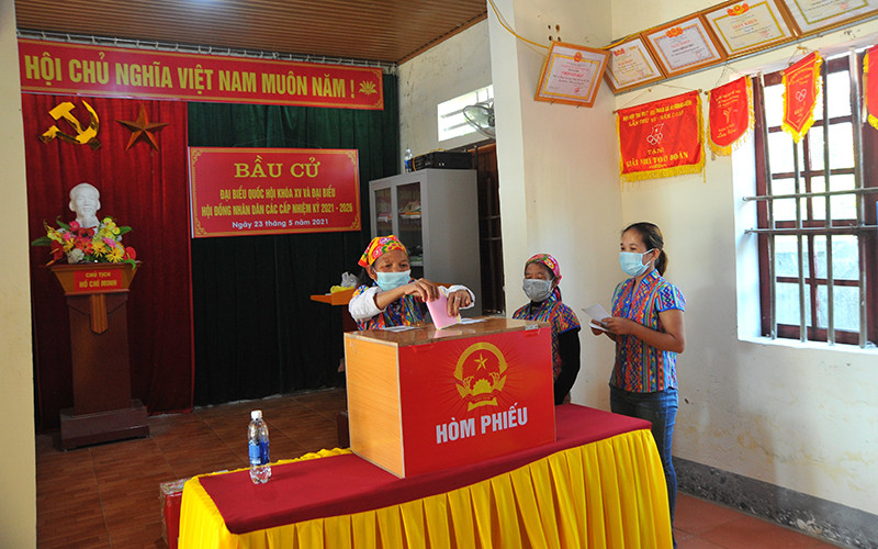 Bà con dân tộc Chứt ở bản Rào Tre, Hương Liên, Hương Khê (Hà Tĩnh) vui mừng thực hiện quyền và nghĩa vụ công dân. Cử tri cả nước nô nức đi bầu cử, thực hiện quyền công dân thiêng liêng -0