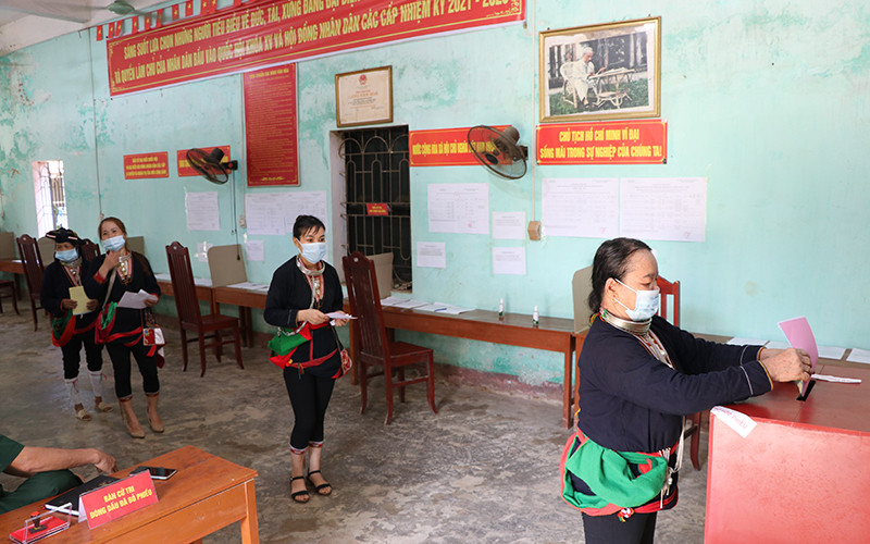 Cử tri dân tộc thiểu số ở phường Thống Nhất, TP Hòa Bình (Hòa Bình) thực hiện bầu cử. Cử tri cả nước nô nức đi bầu cử, thực hiện quyền công dân thiêng liêng -0
