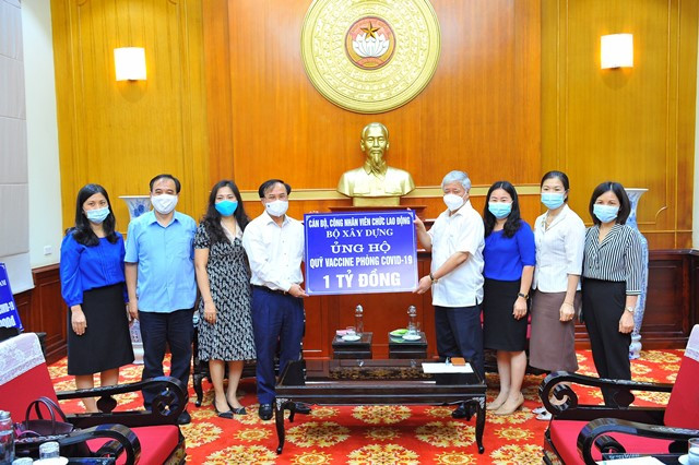 Đại diện lãnh đạo Bộ Xây dựng trao ủng hộ Quỹ vaccine phòng Covid-19 đến lãnh đạo Mặt trận Tổ quốc Việt Nam.
