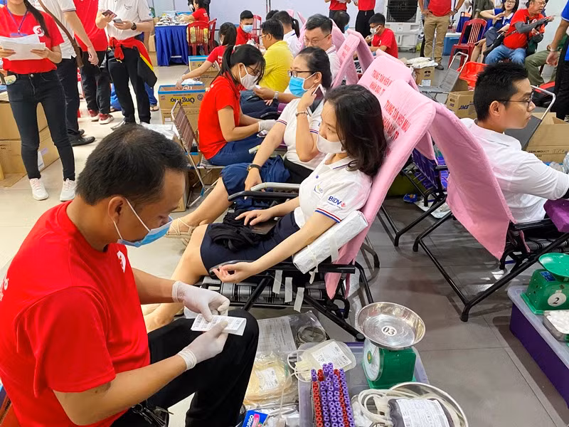 Hàng nghìn người dân tình nguyện hiến máu sáng 21-7.