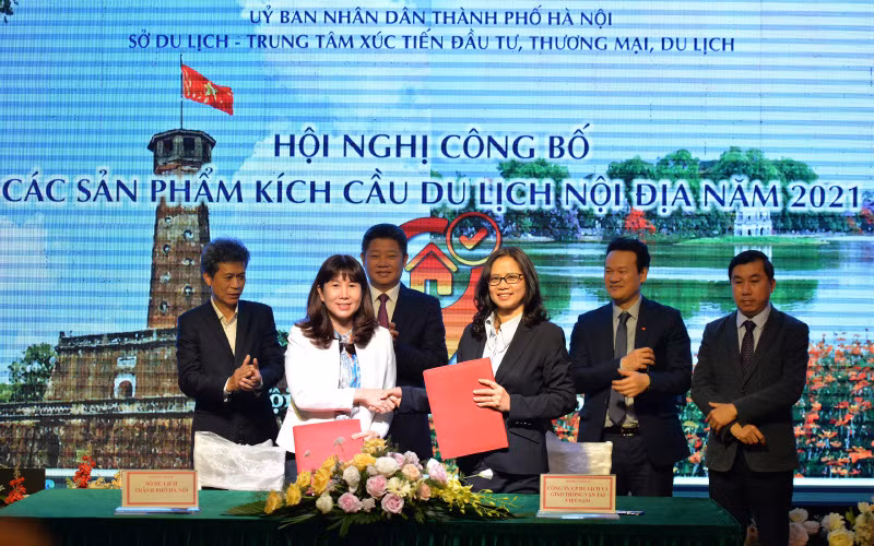 Các đại biểu ký kết biên bản hợp tác nhằm nâng cao chất lượng sản phẩm du lịch